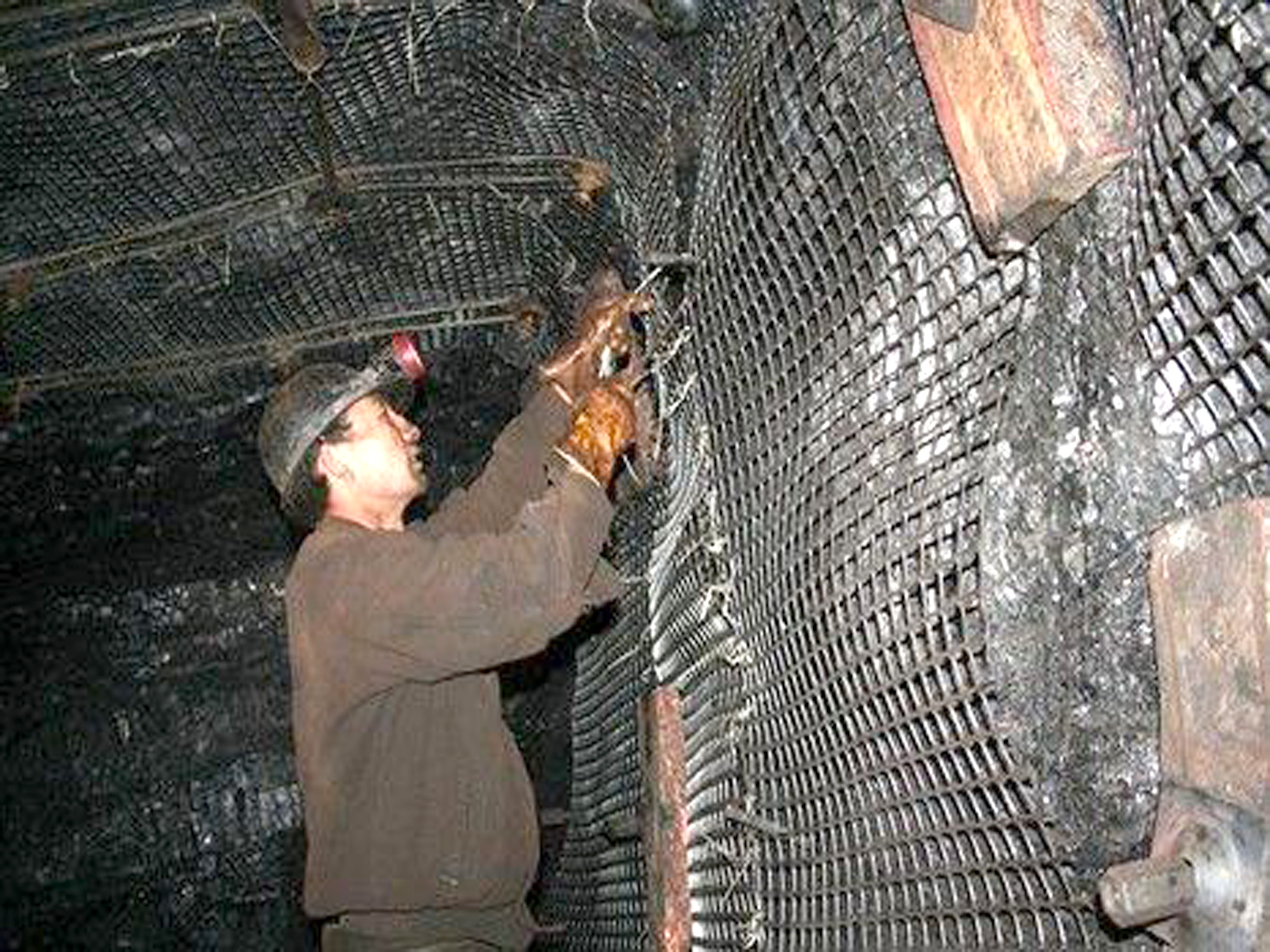 Plastic geogrid for mining